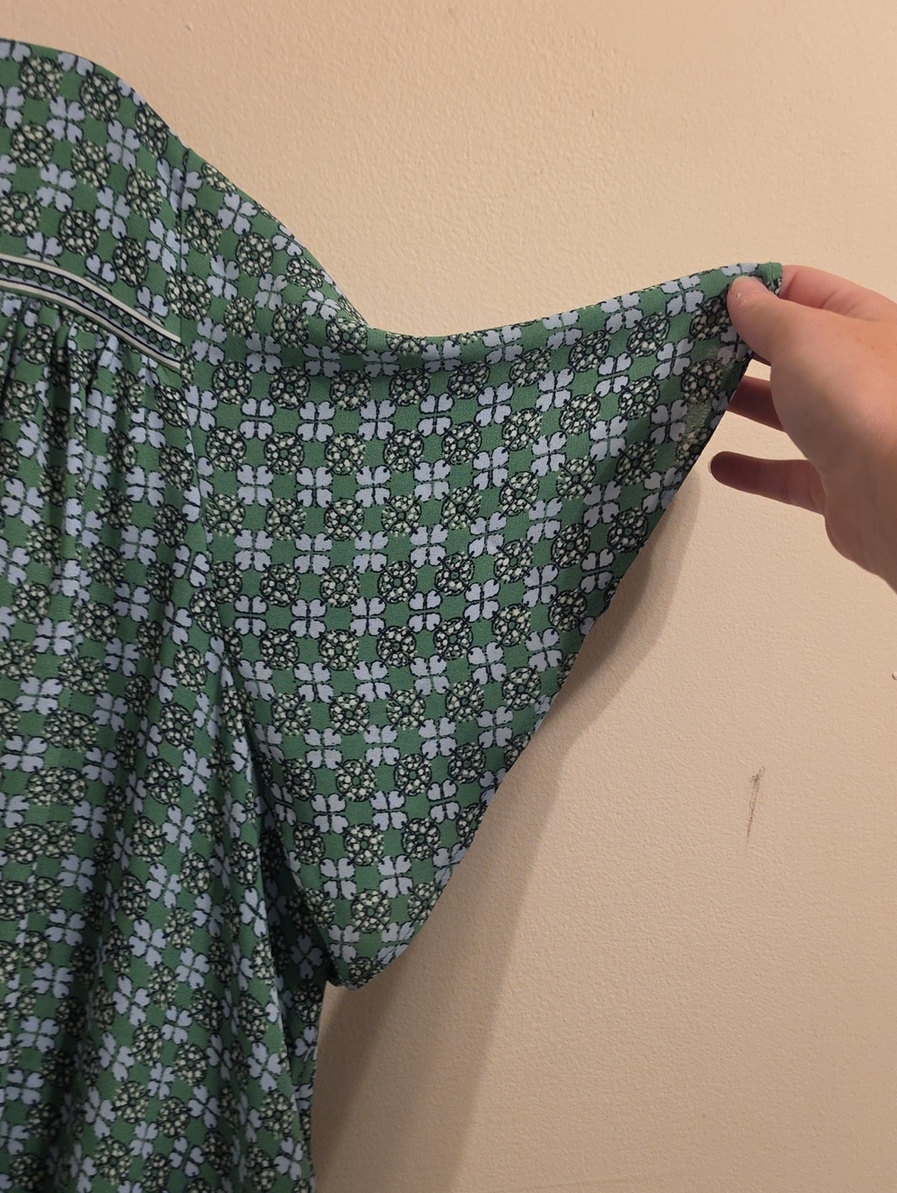 Max Studio Green V Neck Flutter Sleeve Higg Low Blouse. In EUC - Picture 4 of 8